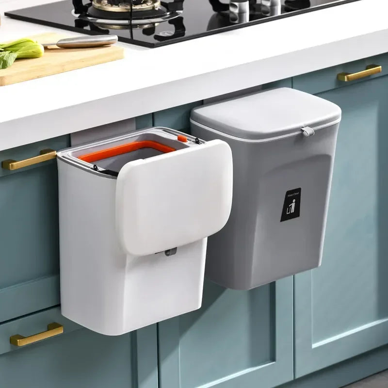 Space-saving kitchen bin with lid – hangs on cabinet door or wall. Ideal for trash and recycling.