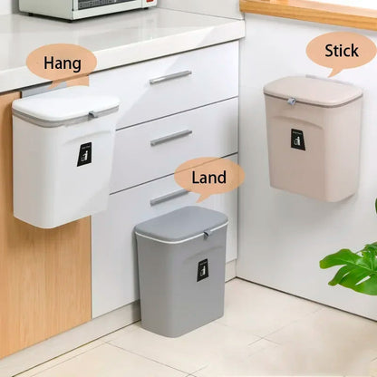 Space-saving kitchen bin with lid – hangs on cabinet door or wall. Ideal for trash and recycling. A breathe of home